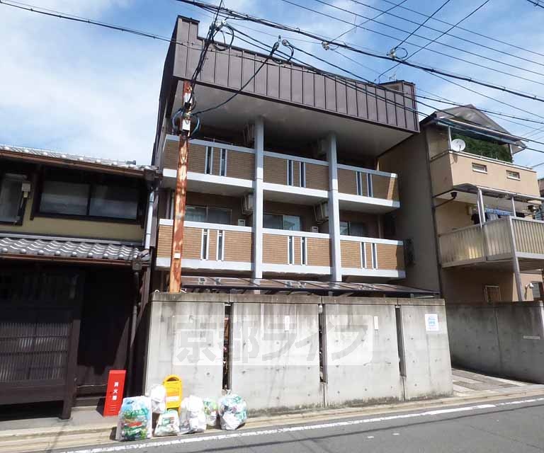 京都市上京区三条殿町のマンションの建物外観