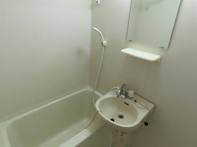 バス・シャワールーム　洗面台とユニット式のお風呂です