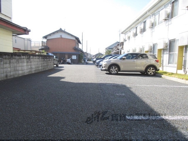 【長浜市十里町のアパートの駐車場】