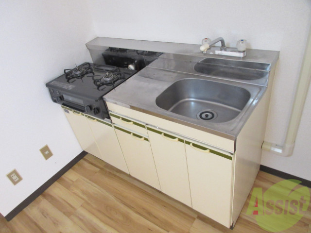 キッチン　十分な大きさのキッチンですね。２口コンロも置けます。