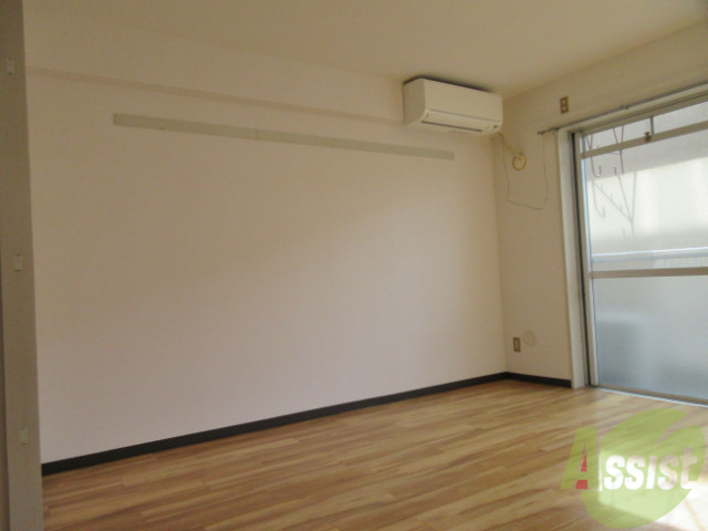 その他部屋・スペース　ベッドを置いても充分な広さの洋室で快適ですよ。