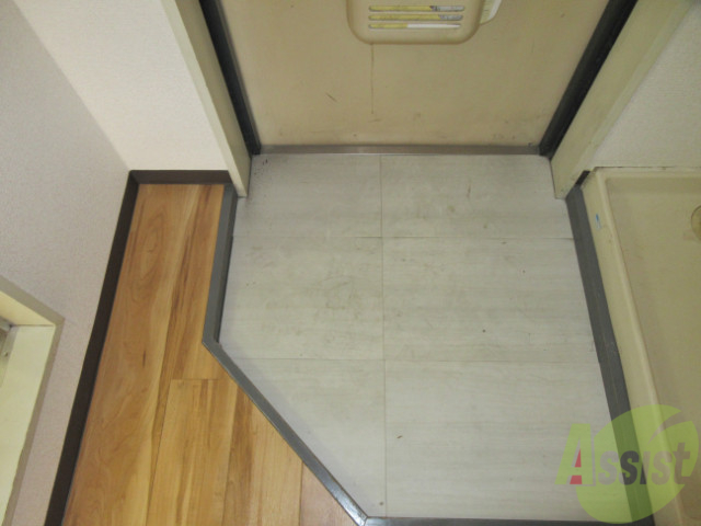 玄関　玄関です。少し狭いですが、傘立ても置けますね。