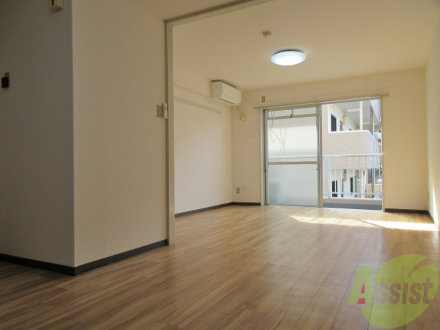 居室・リビング　陽の光が差し込む明るいお部屋は気持がいいですね～