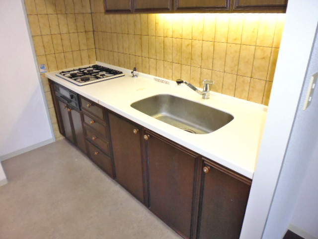 キッチン　この広いシンクにたくさんの収納。色目も渋いです