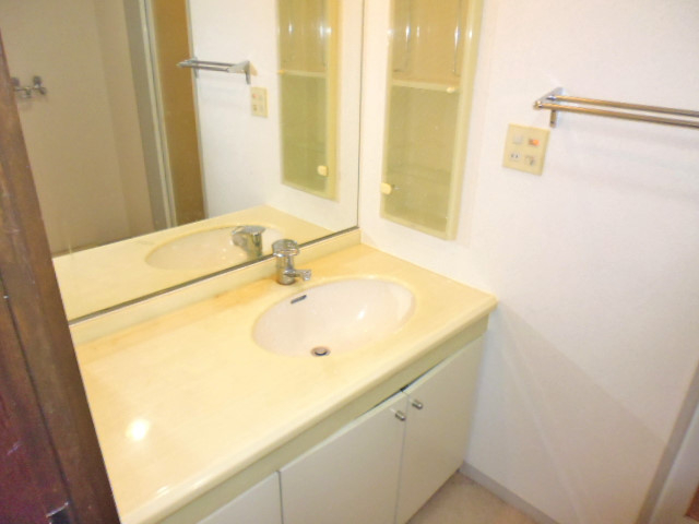 洗面設備　ゆったり洗面はちょっとしたお洗濯にも活用できますね。