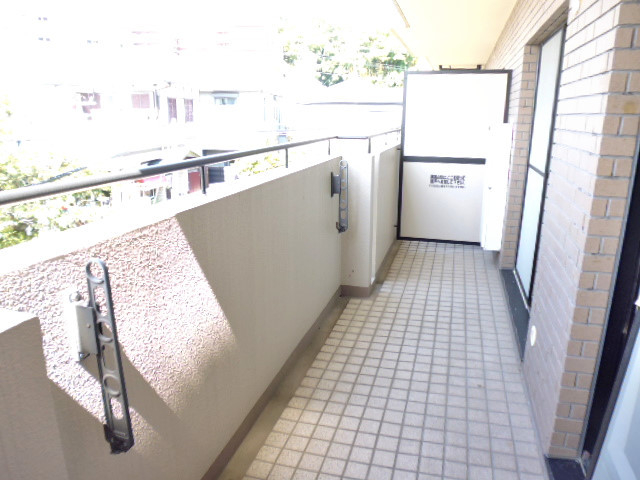 バルコニー　バルコニーは目隠しもあるのでお洗濯物も干せますね。