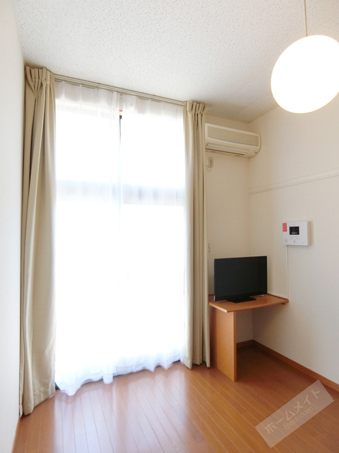 その他設備　カーテン・薄型テレビ