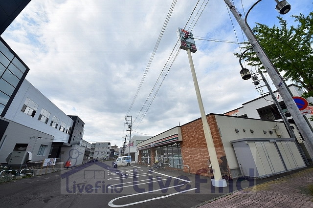 コンビニ　セブンイレブン札幌自衛隊駅前店（コンビニ）まで59m
