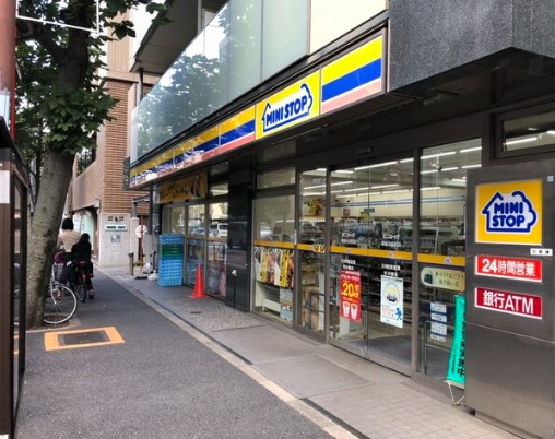 コンビニ　ミニストップ四谷3丁目店（コンビニ）まで98m