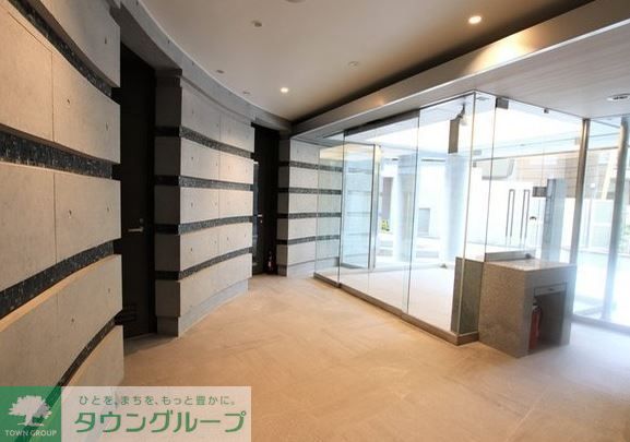 【港区六本木のマンションのロビー】