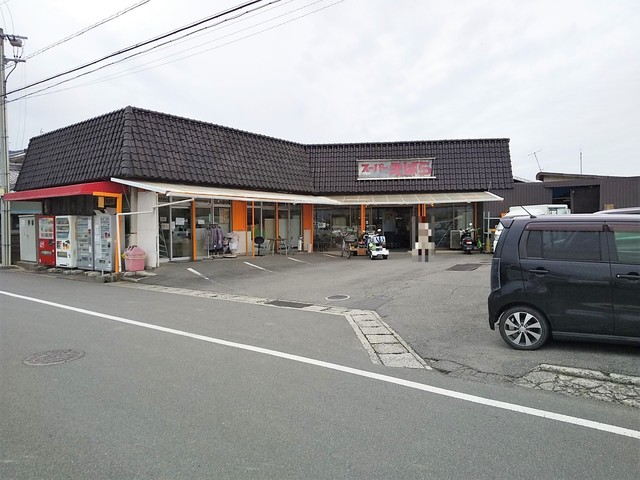 【松山市上野町のマンションのスーパー】