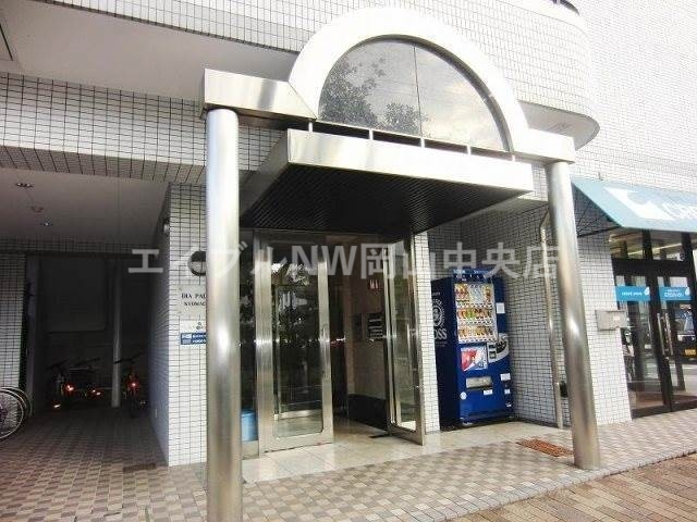 【岡山市北区京町のマンションのエントランス】