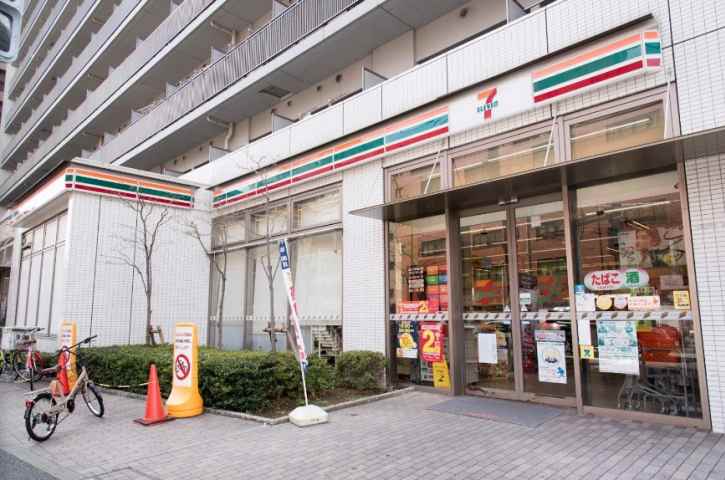コンビニ　セブンイレブン（コンビニ）まで983m