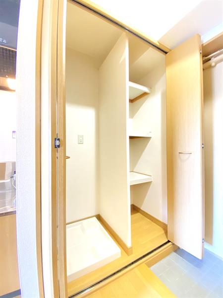 その他設備　室内洗濯置き場・収納スペース付き