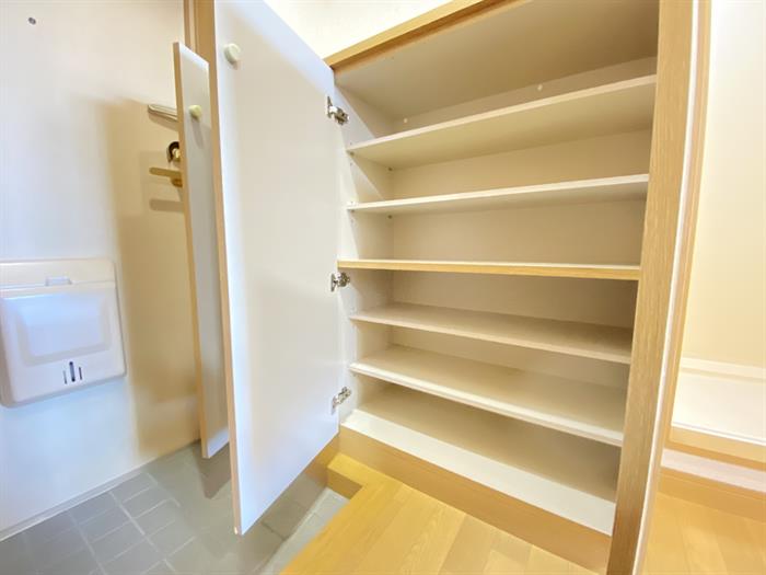 玄関　1人暮らしには十分なシューズボックス完備してます