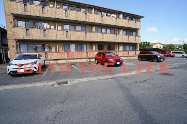 駐車場　駐車場があるので、車を買う予定の方も安心です