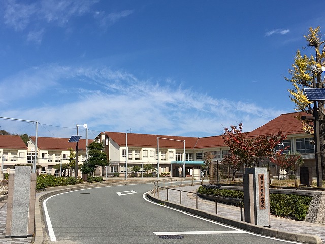 小学校　浜田市立原井小学校（小学校）まで639m