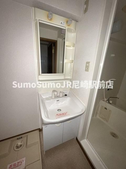 洗面設備　独立洗面台、小物を置くことができて便利です