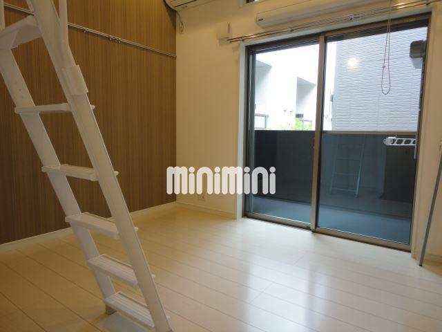 居室・リビング　壁紙がおしゃれなお部屋です