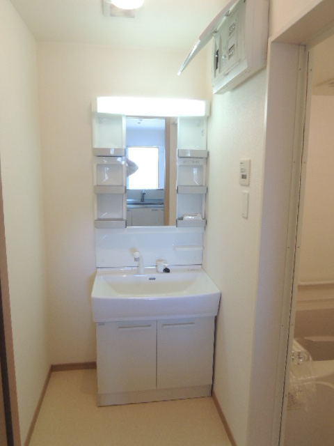 洗面設備　ゆったりとスペースのある洗面所