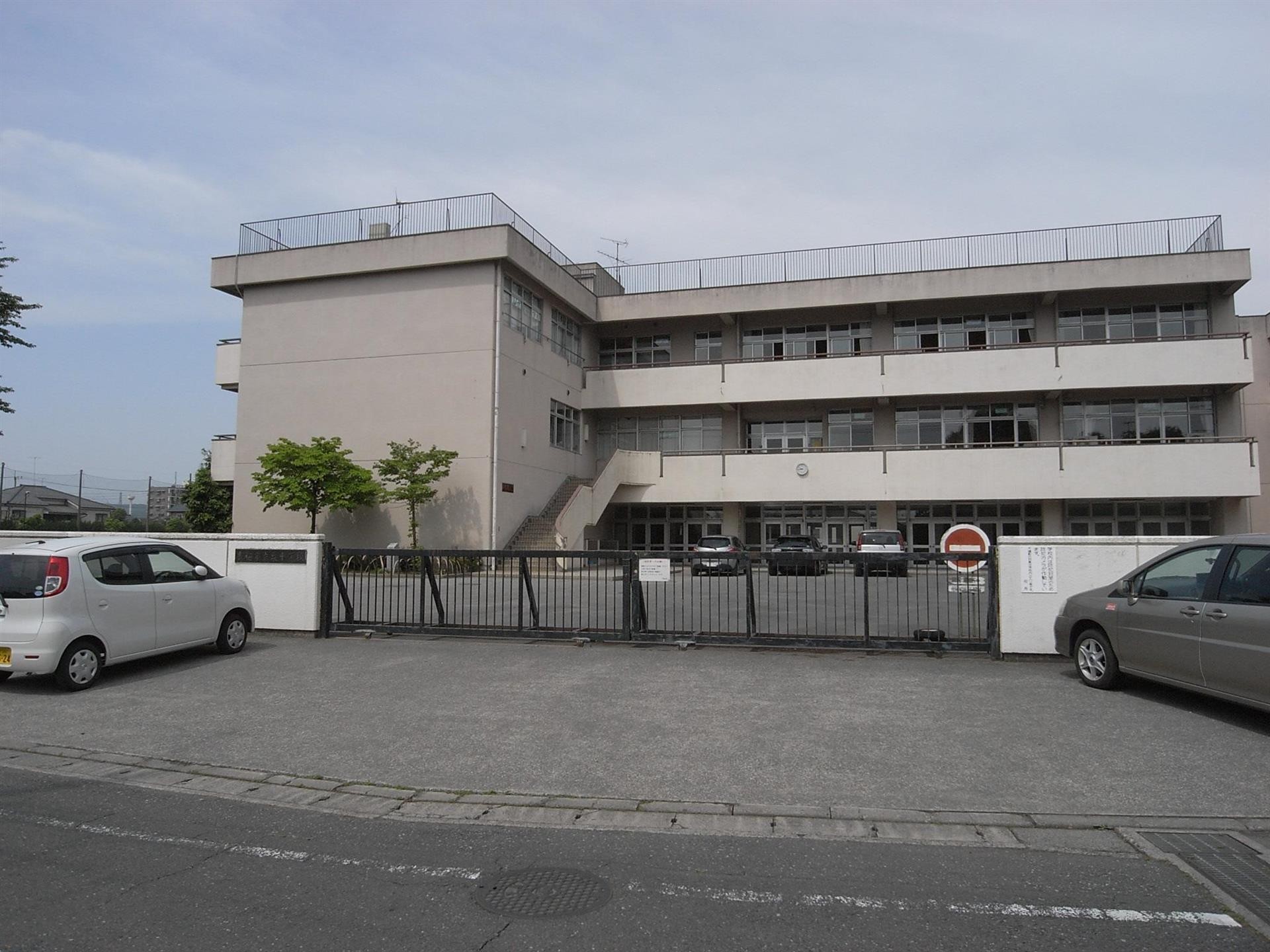 中学校　青梅市立泉中学校（中学校）まで1150m