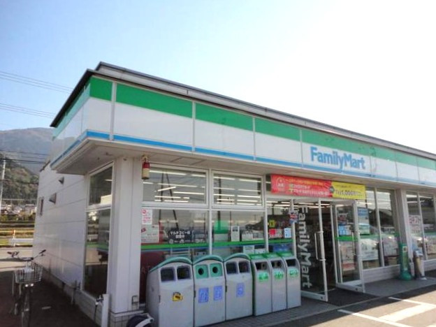 コンビニ　ファミリーマート寒川西店（コンビニ）まで50m