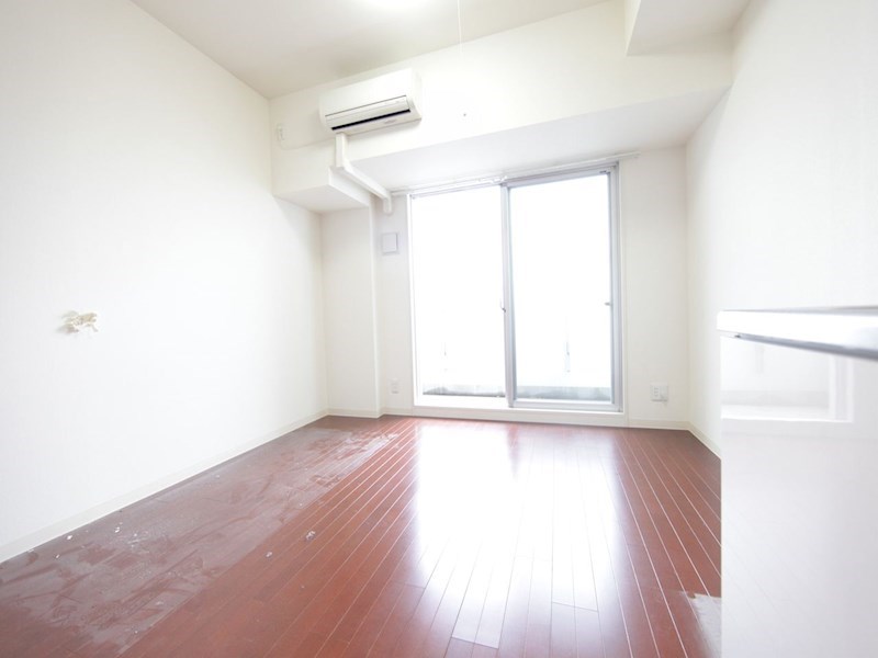 バルコニー　洋室8.2帖　エアコン完備　バルコニー