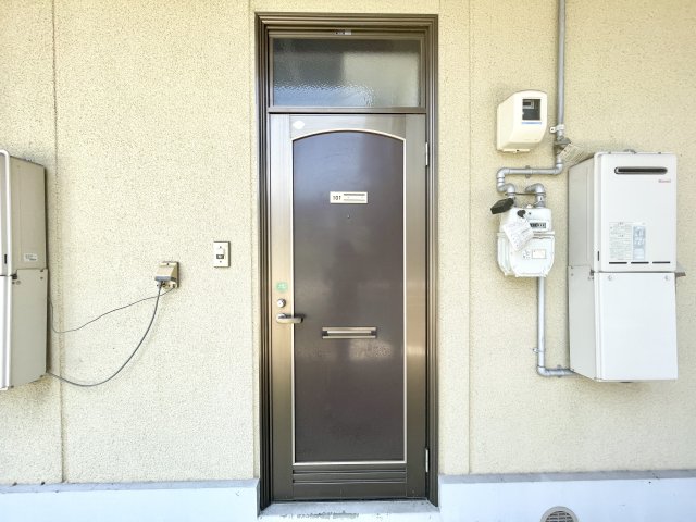 玄関　※反転した間取りの別部屋の写真です。現況優先