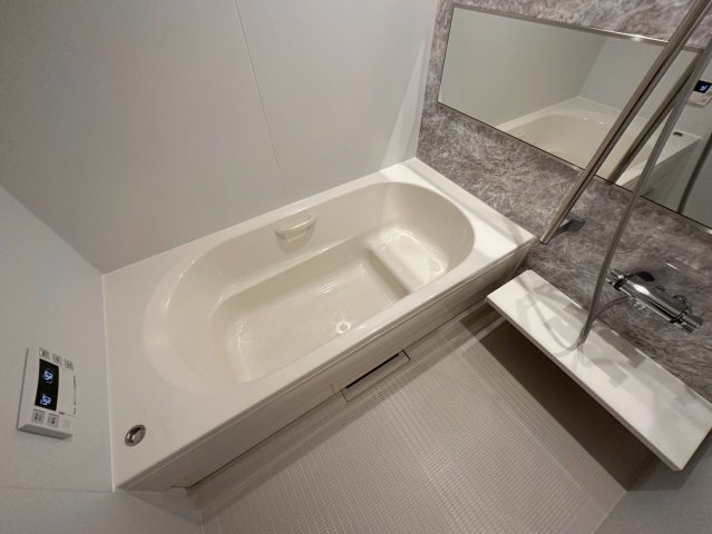 バス・シャワールーム　★足を延ばしてゆったり入れる一坪バス