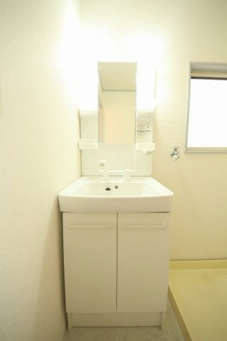 洗面設備　朝の身支度には欠かせない独立洗面化粧台/同型タイプの別のお部