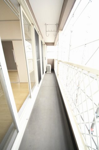 バルコニー　外からの目が気にならないバルコニーで洗濯物が干せます/同型タ