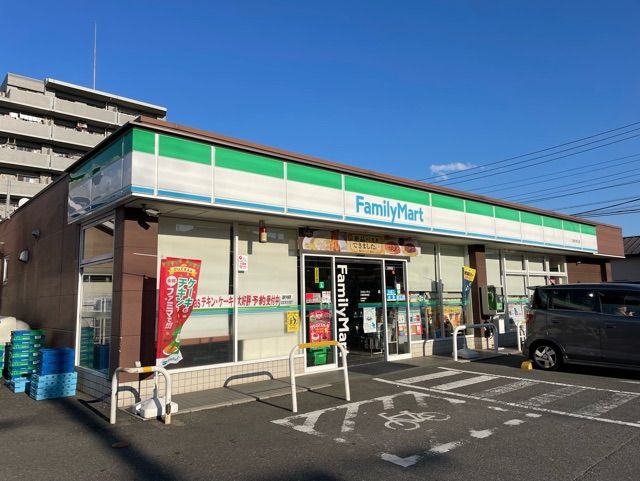 コンビニ　ファミリーマート（コンビニ）まで300m