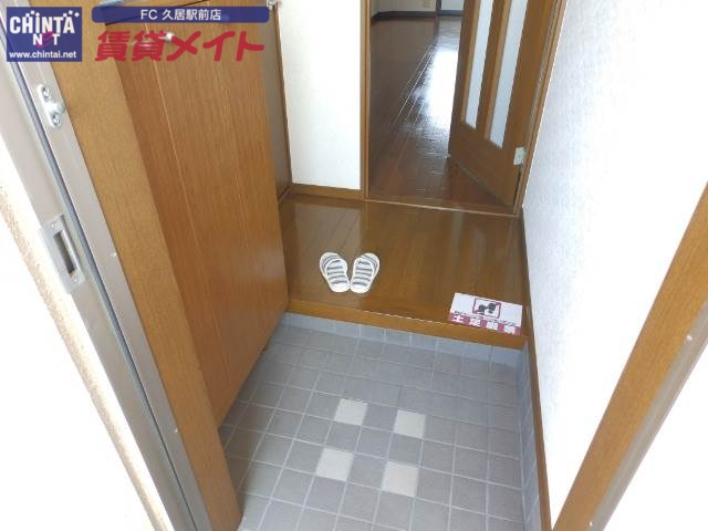 玄関　別部屋反転タイプ写真です。