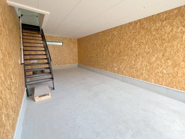 駐車場　屋根付きの駐車場は嬉しいですね。
