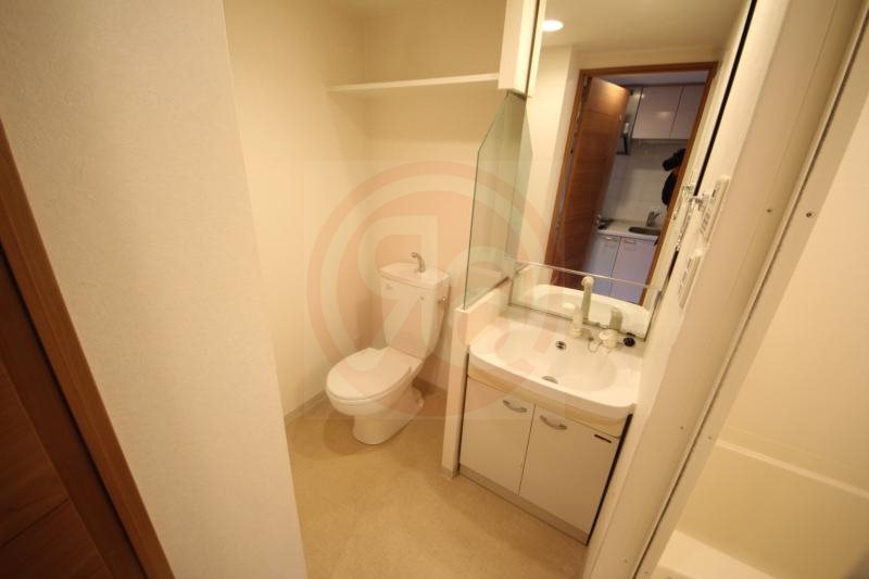 洗面設備　明るい洗面所です