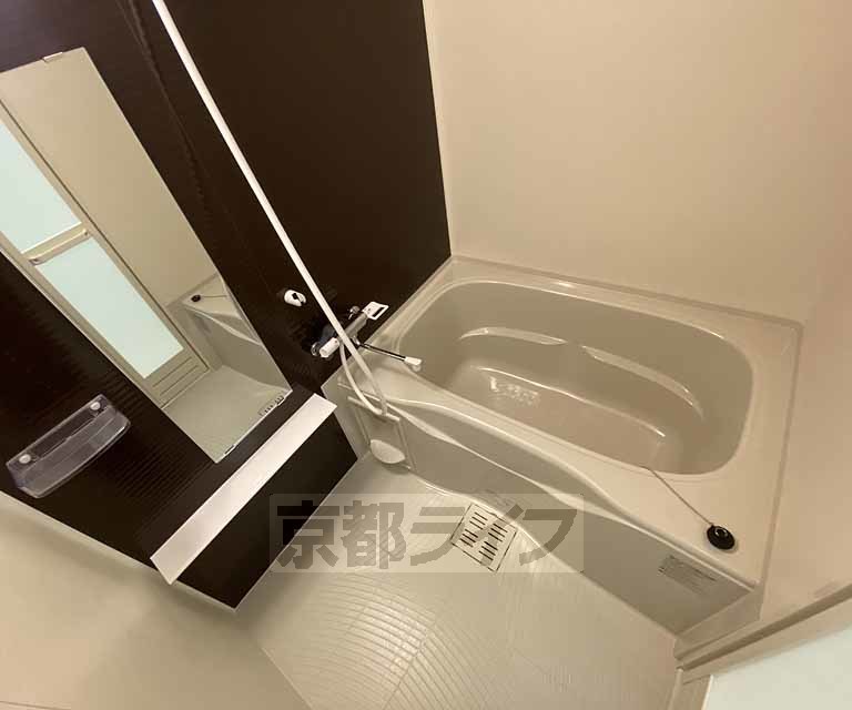 バス・シャワールーム　鏡のある便利なお風呂