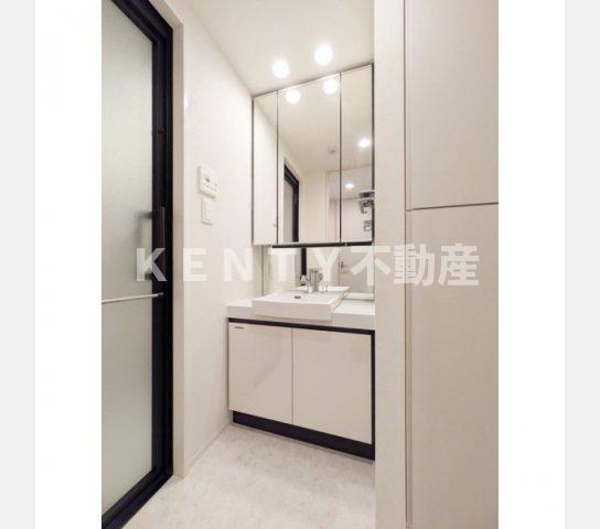 洗面設備　独立洗面台、小物を置くことができて便利です