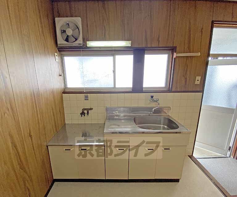 キッチン　窓があり明るいキッチンです。