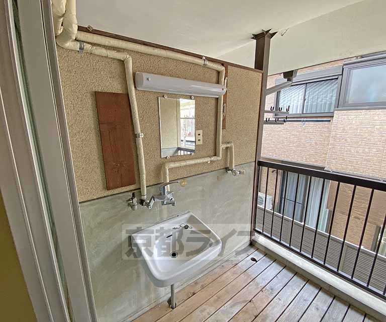 洗面設備　バルコニーに洗面があります。