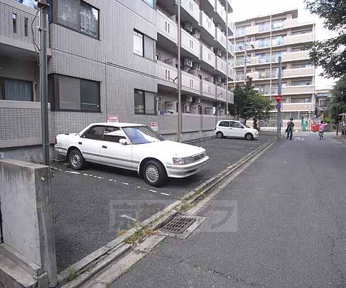 駐車場　敷地内には駐車場も。