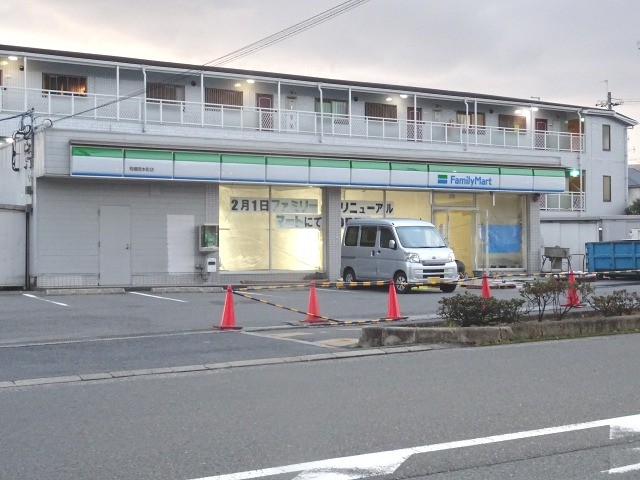 コンビニ　ファミリーマート高槻岡本町店（コンビニ）まで64m