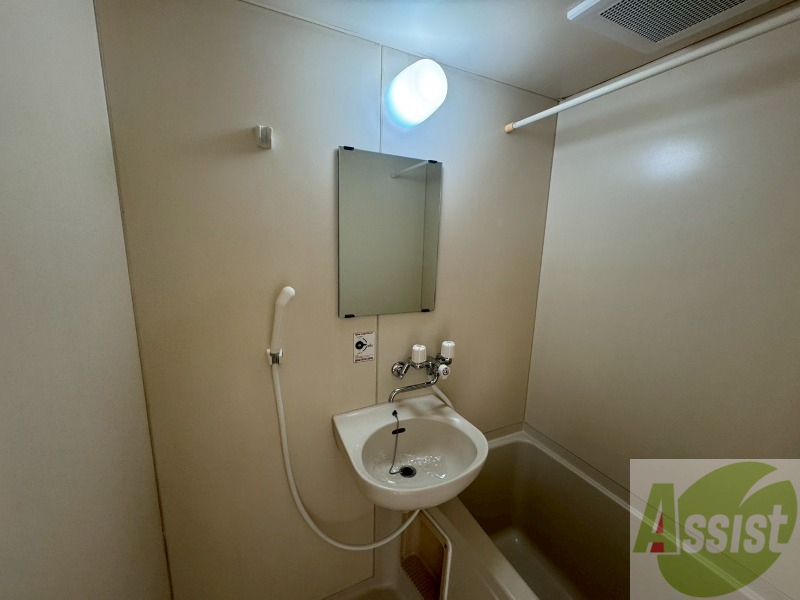 洗面設備　ユニットバス内の洗面台です。朝の身支度もスムーズです。