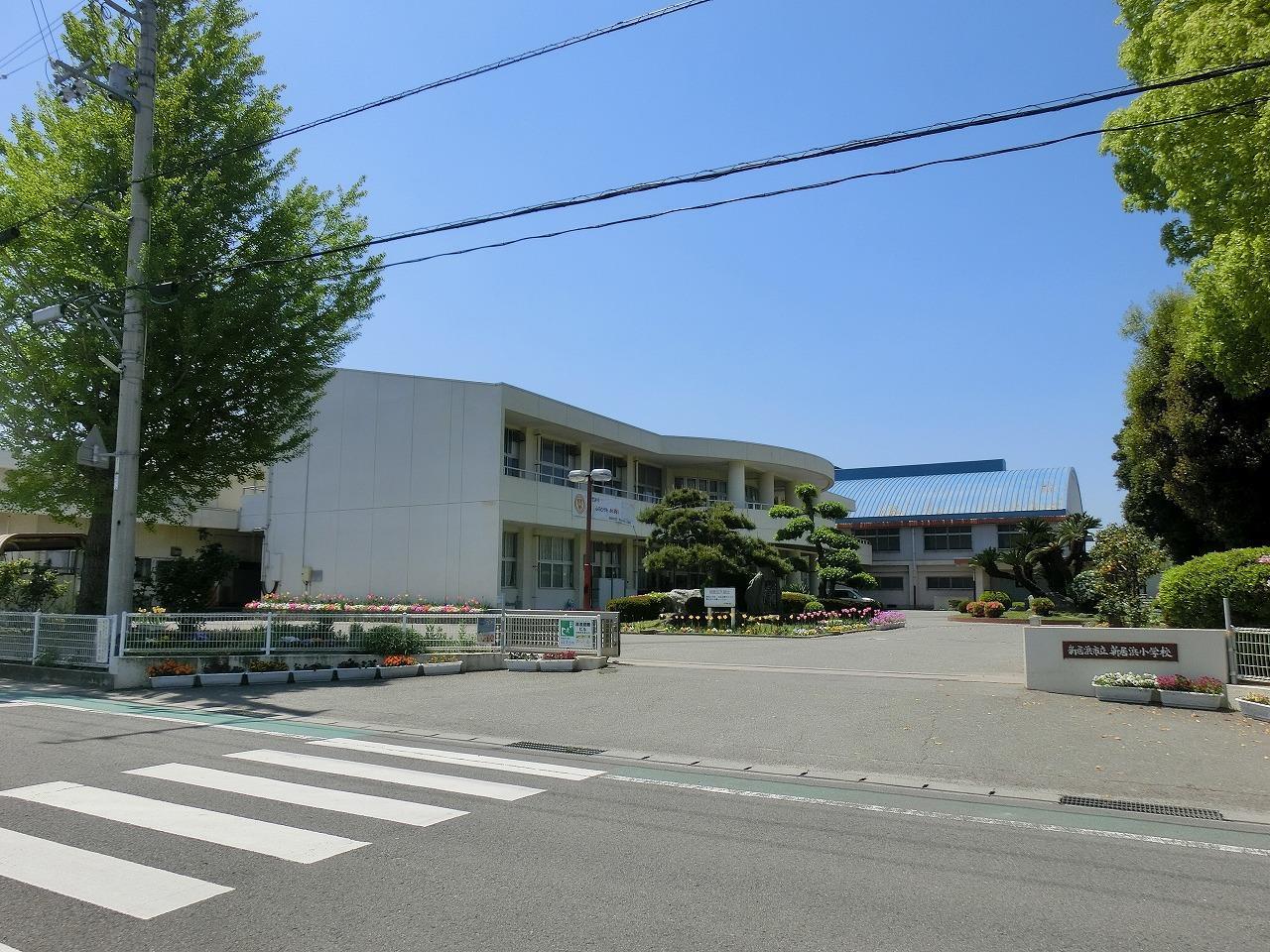 小学校　新居浜小学校（小学校）まで530m