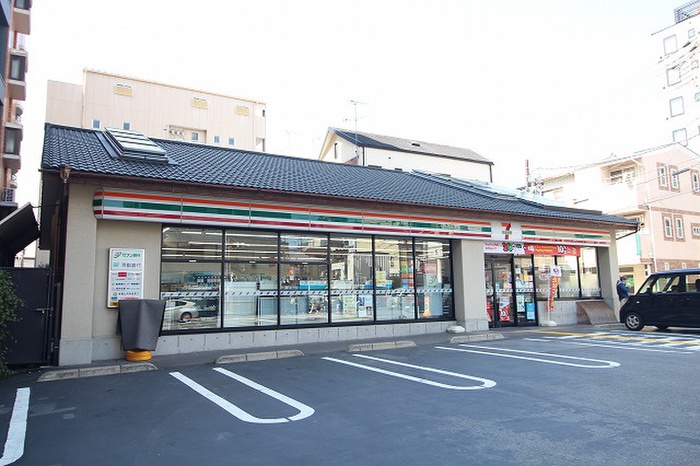コンビニ　セブンイレブン（コンビニ）まで330m