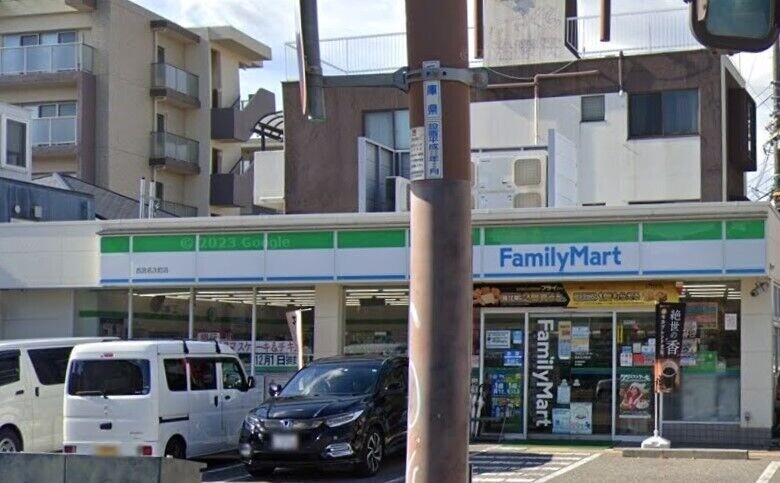 コンビニ　ファミリーマート名次店（コンビニ）まで559m