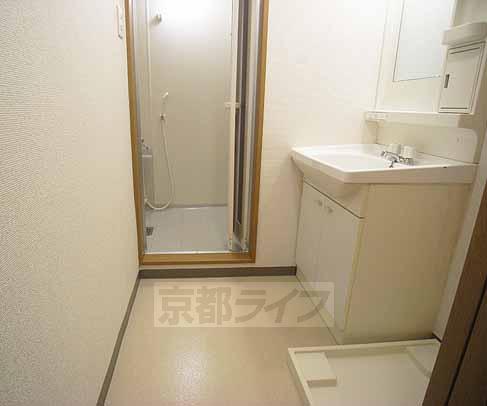 洗面設備　脱衣スペースも充分。