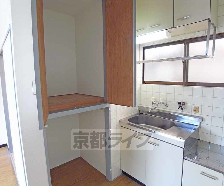 収納　上は収納、下は冷蔵庫置場