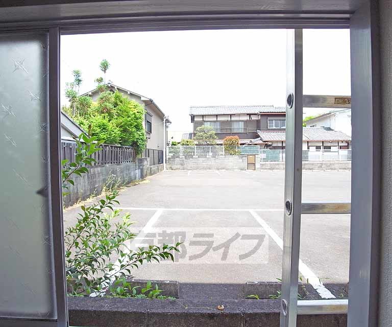 眺望　空き空きのガレージの室外風景