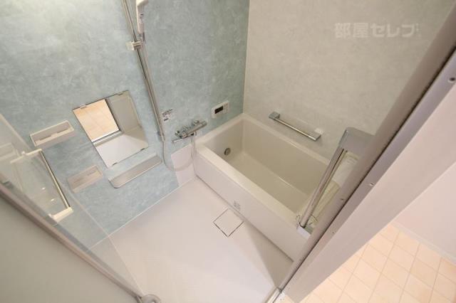 バス・シャワールーム　広めのお風呂で疲れをとって下さい。