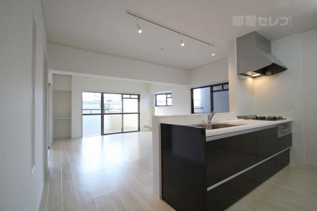 居室・リビング　ハイセンスなカウンターキッチンに生まれ変わりました。